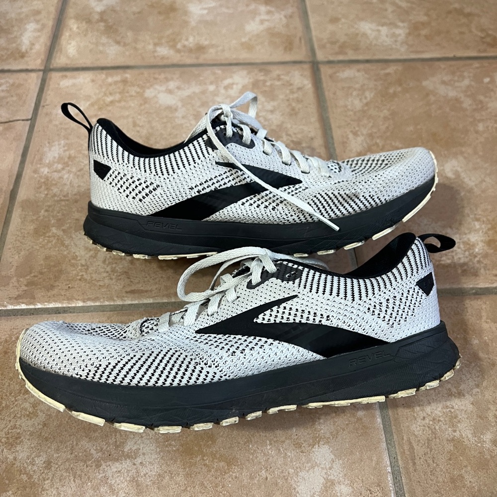 Brooks Revel Black and White Women's Sneakers size 9
